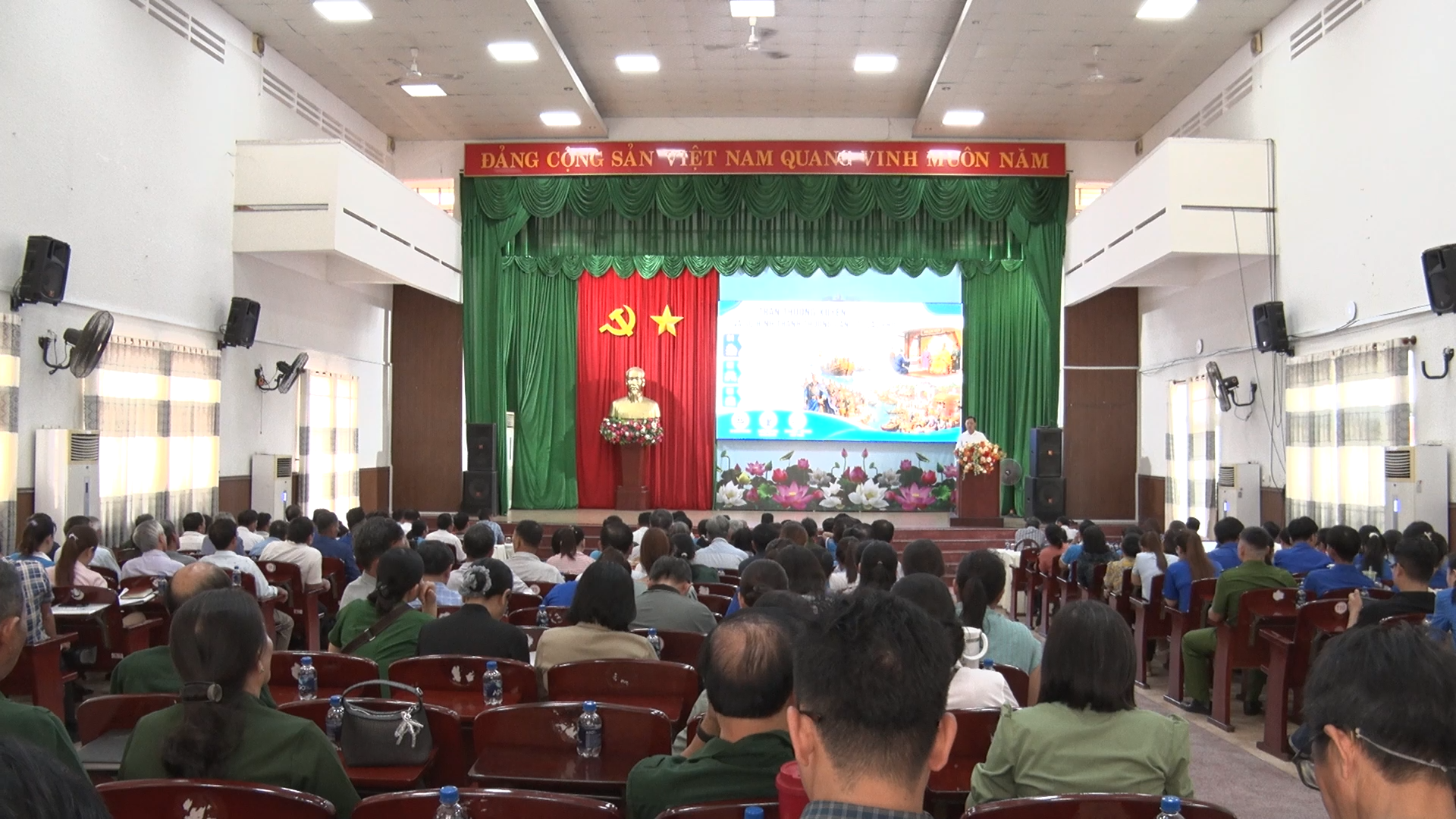 Quang cảnh hội nghị