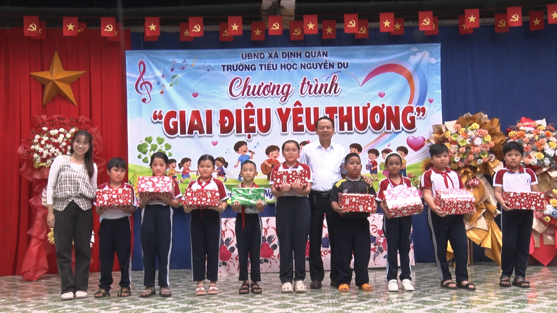 Trao học bổng cho các em học sinh có hoàn cảnh khó khăn tại trường