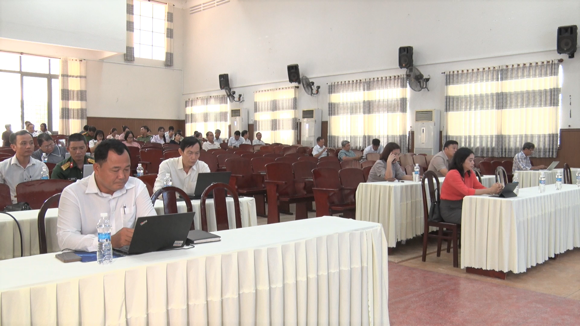 Các đại biểu tại điểm cầu xã Định Quán tham dự hội nghị
