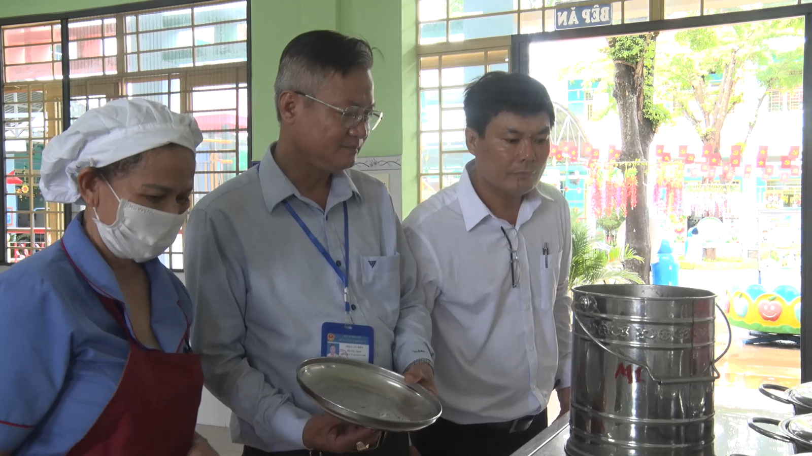 Đoàn kiểm tra tại bếp ăn trường mầm non Phú Ngọc