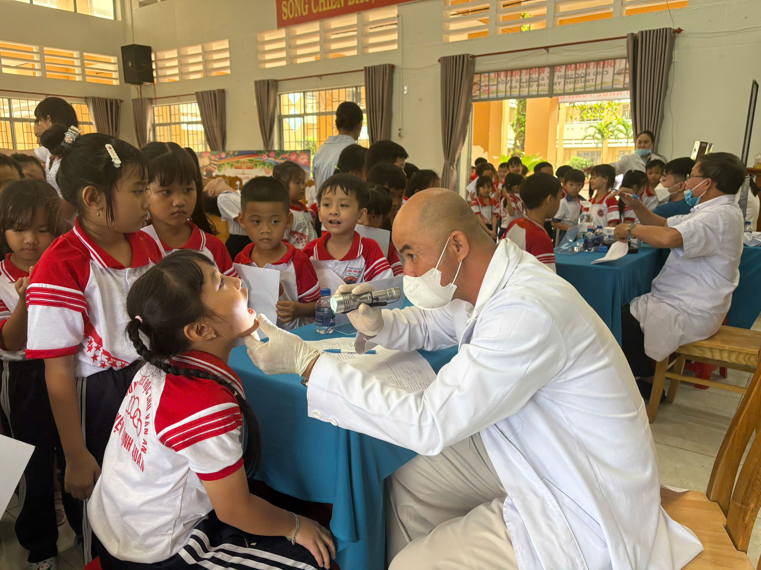 Khám sức khỏe cho học sinh tại trường Tiểu học Chu Văn An
