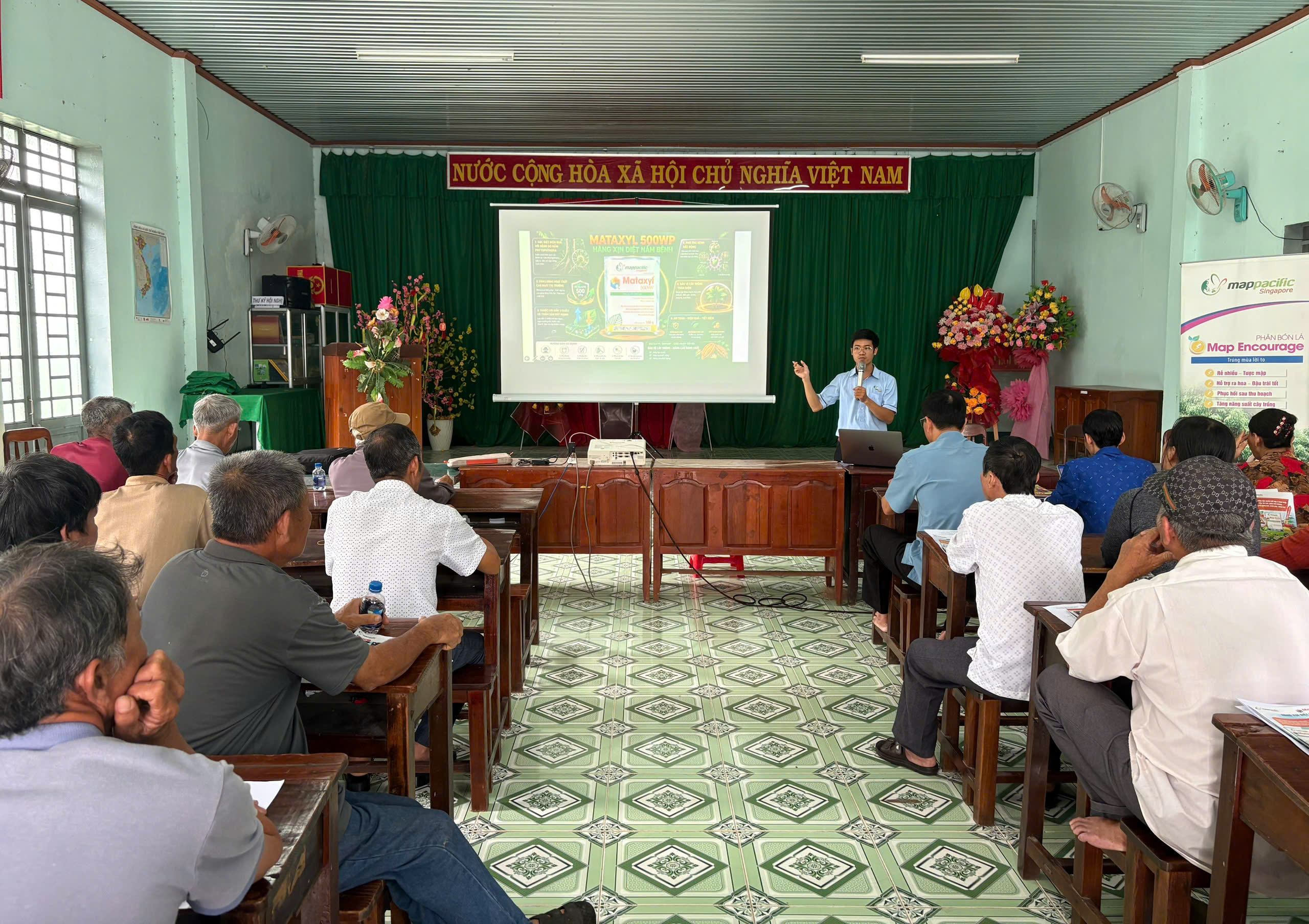 Bà con nông dân tham gia lớp tập huấn