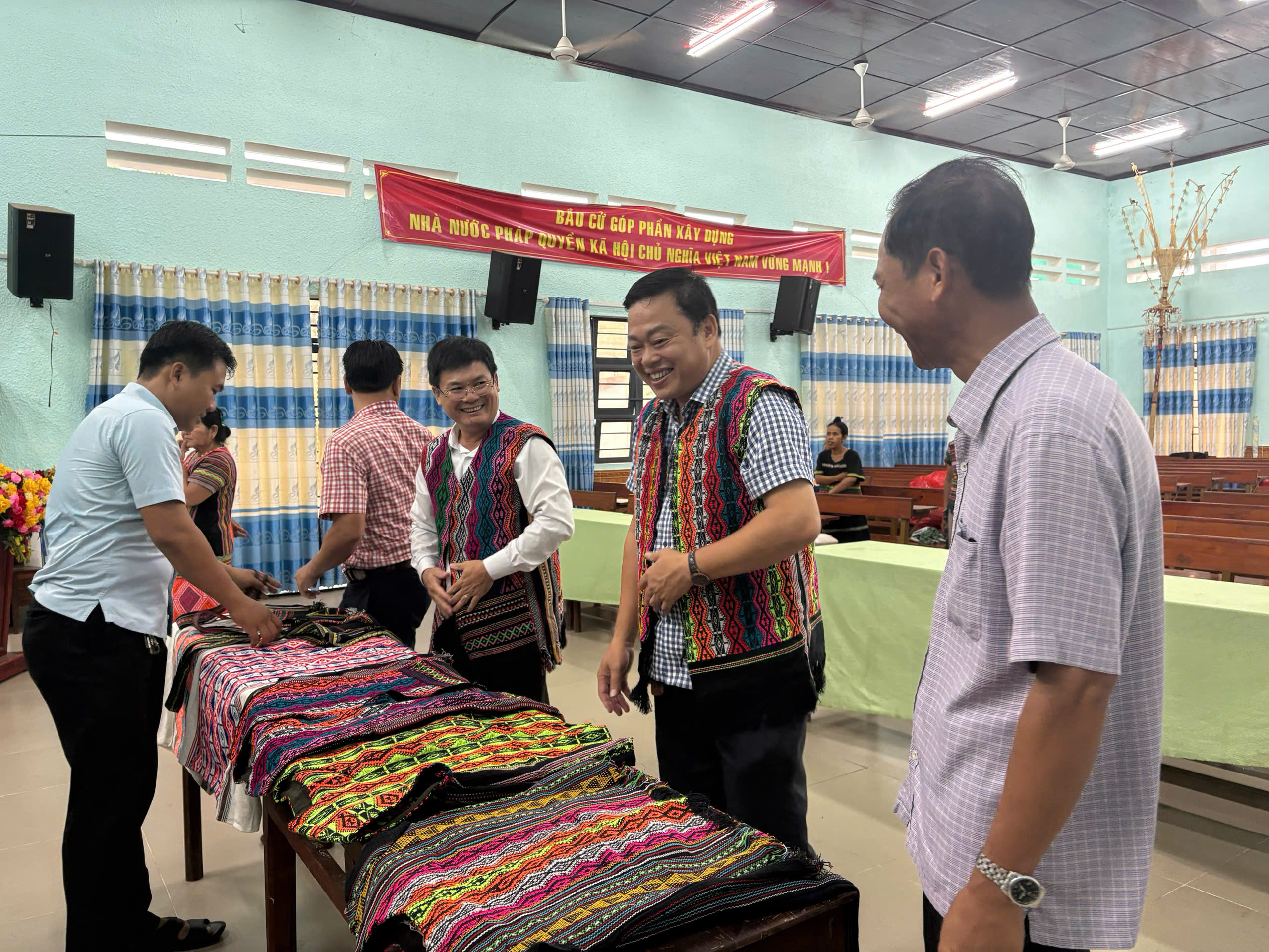 Lãnh đạo xã Định Quán tham quan các sản phẩm trưng bày của học viên