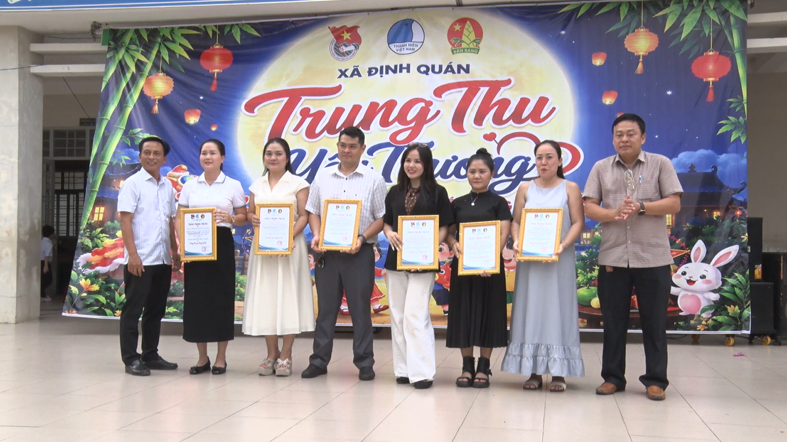 Lãnh đạo xã Định Quán trao bảng vàng tri ân các đơn vị tài trợ