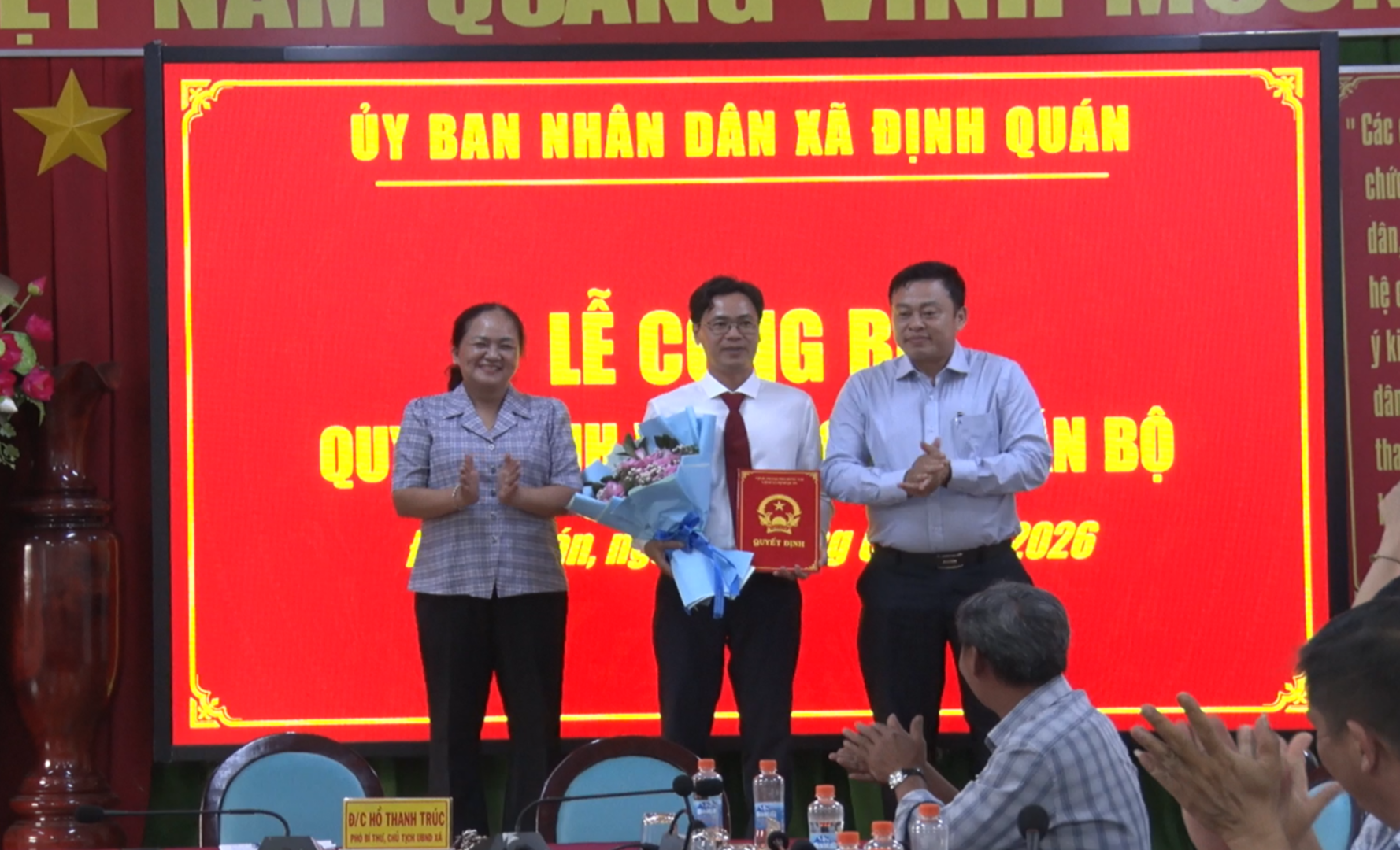 Lãnh đạo xã Định Quán trao Quyết định và tặng hoa chúc mừng ông Thái Văn Vinh