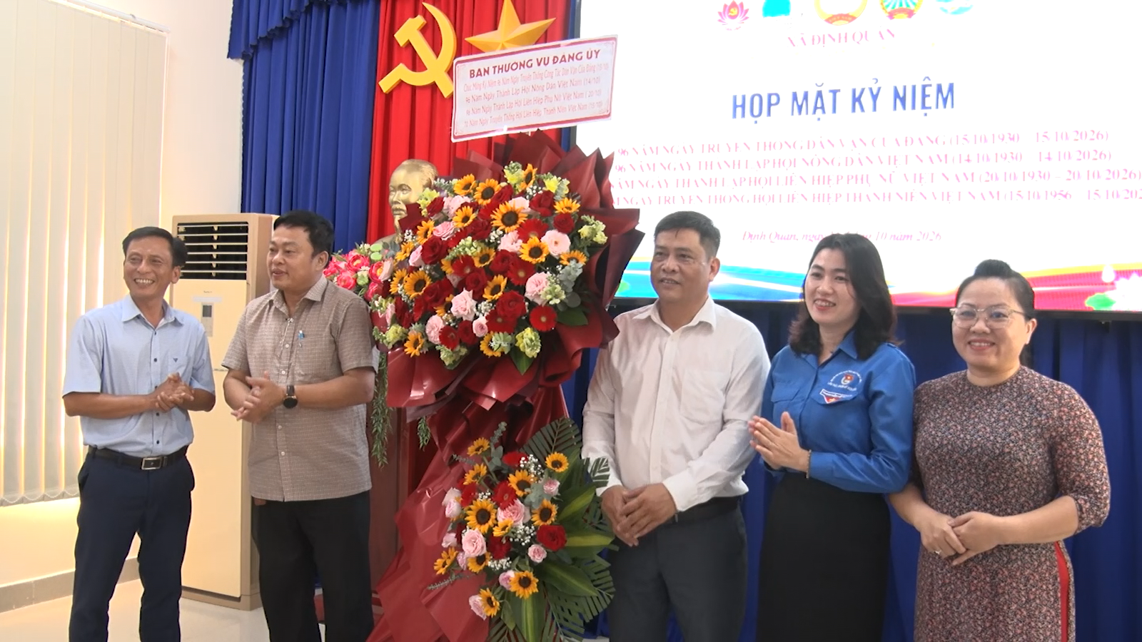 Ban Thường vụ Đảng ủy xã Định Quán trao tặng lẵng hoa chúc mừng