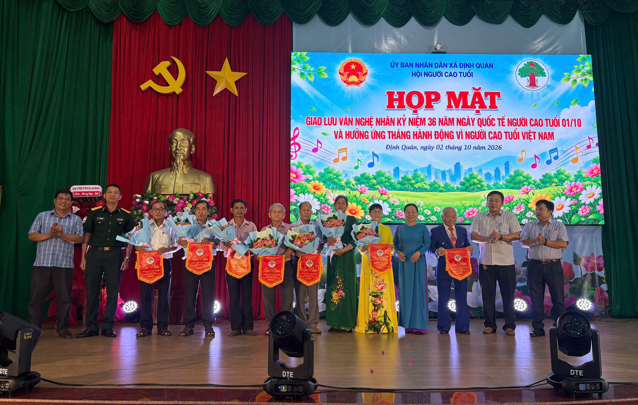 Ban tổ chức tặng cờ lưu niệm cho các câu lạc bộ tham gia biểu diễn