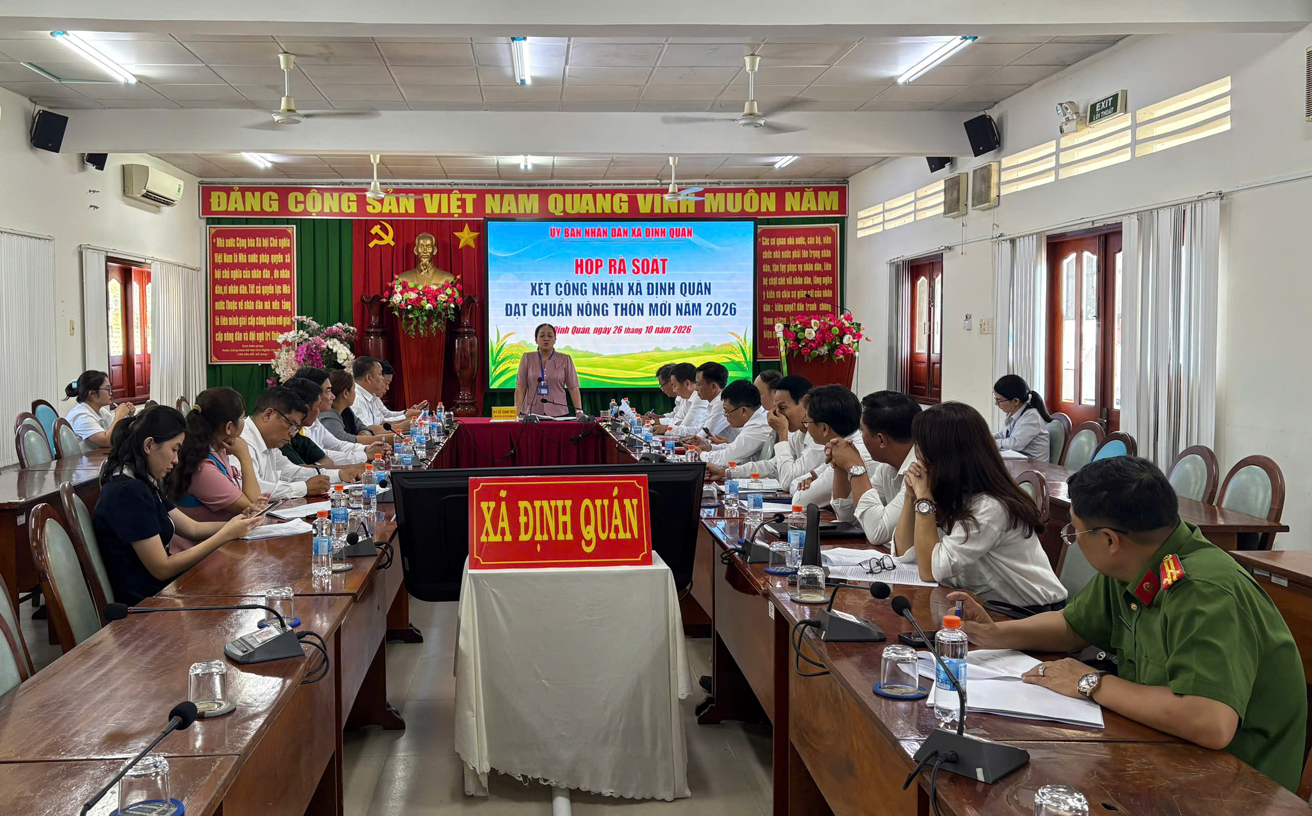 Phó Bí thư Đảng ủy, Chủ tịch UBND xã Hồ Thanh Trúc phát biểu tại cuộc họp