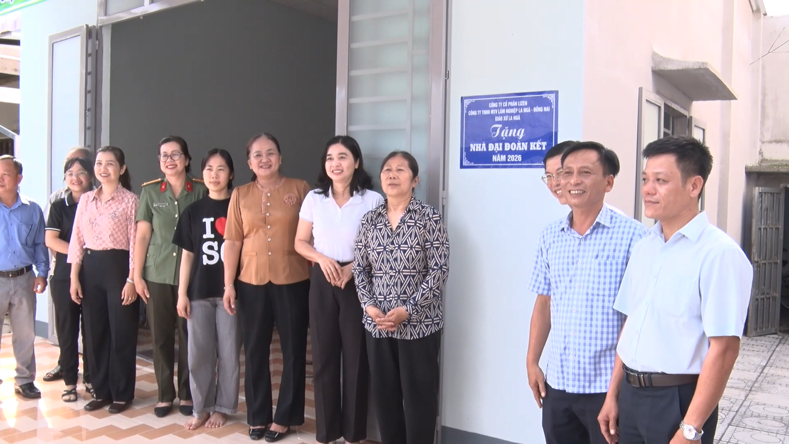 Trao tặng nhà Đại đoàn kết cho hộ bà Cao Thị Vững